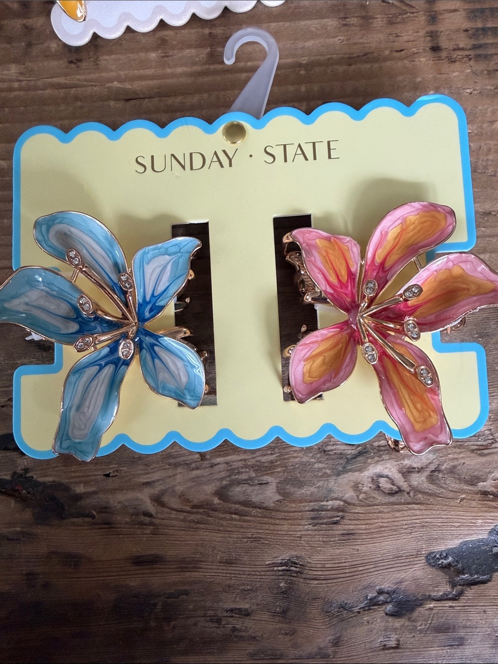 Buyers Pick! Sunday State Floral Statement Hair Clips - Picture 4 of 6